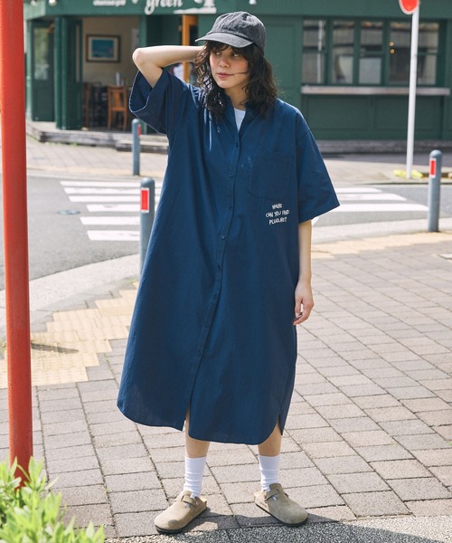 メッセージ刺繍 バンドカラー 半袖シャツワンピース（シャツワンピース