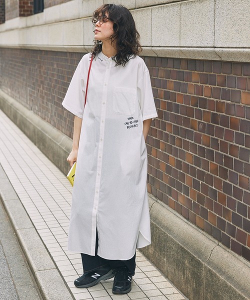 メッセージ刺繍 バンドカラー 半袖シャツワンピース MONO-MART