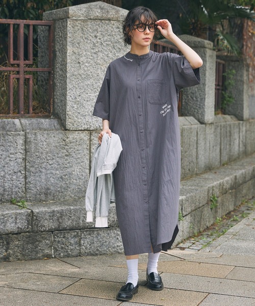 メッセージ刺繍 バンドカラー 半袖シャツワンピース（シャツワンピース