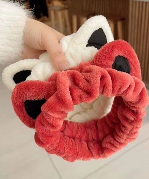 VIBGYOR Women（ヴィブジョー　ウィメン）の「【urge select】《アニマルシリーズ》ふわふわ ねこ耳 ヘアバンド（ヘアバンド・レディース・オフホワイト/レッド/ベージュ/ネイビー・FREE）」の6枚目の写真