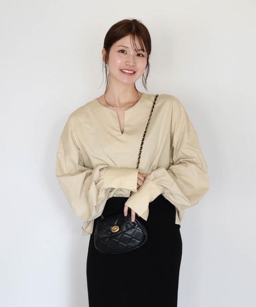 Bonjour Sagan(ボンジュールサガン)の「ボリュームスリーブカフスデザインキーネックカットソー(Tシャツ/カットソー・レディース・ライトブルー/ブラック/ライトベージュ・FREE)」の3枚目の写真