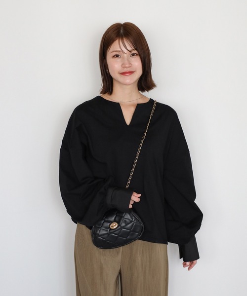 Bonjour Sagan(ボンジュールサガン)の「ボリュームスリーブカフスデザインキーネックカットソー(Tシャツ/カットソー・レディース・ライトブルー/ブラック/ライトベージュ・FREE)」の2枚目の写真