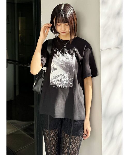 MURUA（ムルーア）の「グラフィックオーバーTシャツ（Tシャツ/カットソー・レディース・ホワイト/ブラック・FREE）」の3枚目の写真