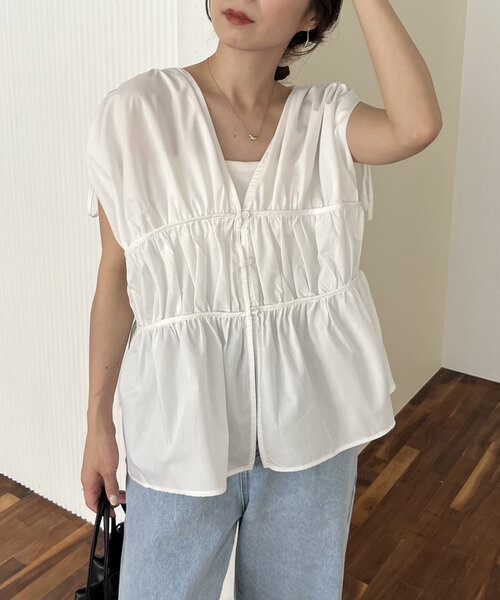 CAPRICIEUX LE'MAGE（カプリシューレマージュ）の「ギャザーVノースリシャツ（シャツ/ブラウス・レディース・ブラック/ブルー/ホワイト・FREE）」の10枚目の写真