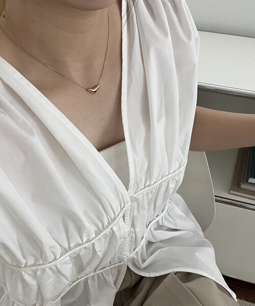 CAPRICIEUX LE'MAGE（カプリシューレマージュ）の「ギャザーVノースリシャツ（シャツ/ブラウス・レディース・ブラック/ブルー/ホワイト・FREE）」の16枚目の写真