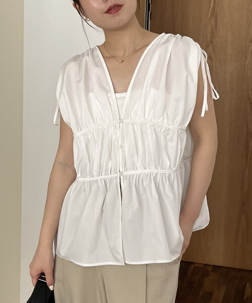 CAPRICIEUX LE'MAGE（カプリシューレマージュ）の「ギャザーVノースリシャツ（シャツ/ブラウス・レディース・ブラック/ブルー/ホワイト・FREE）」の19枚目の写真