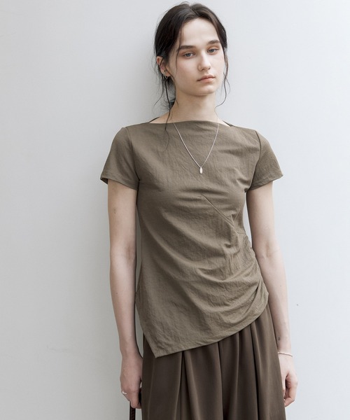 tageechita(タジチタ)の「【tageechita】アシンメトリーギャザー ボートネックTシャツ(Tシャツ/カットソー・レディース・ダークグレー/アッシュブラウン・S/M/L)」の1枚目の写真
