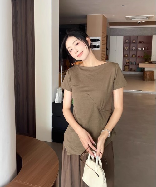 tageechita(タジチタ)の「【tageechita】アシンメトリーギャザー ボートネックTシャツ(Tシャツ/カットソー・レディース・ダークグレー/アッシュブラウン・S/M/L)」の4枚目の写真