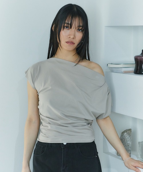 LIENCOEUR(リアンクール)の「ワンショルカットトップス(Tシャツ/カットソー・レディース・ホワイト/ブラック/グレイッシュベージュ・FREE)」の4枚目の写真