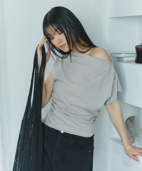 LIENCOEUR(リアンクール)の「ワンショルカットトップス(Tシャツ/カットソー・レディース・ホワイト/ブラック/グレイッシュベージュ・FREE)」の5枚目の写真