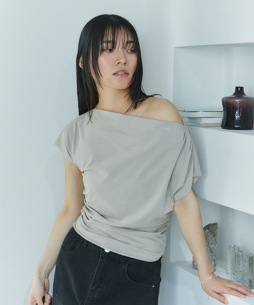 LIENCOEUR(リアンクール)の「ワンショルカットトップス(Tシャツ/カットソー・レディース・ホワイト/ブラック/グレイッシュベージュ・FREE)」の6枚目の写真