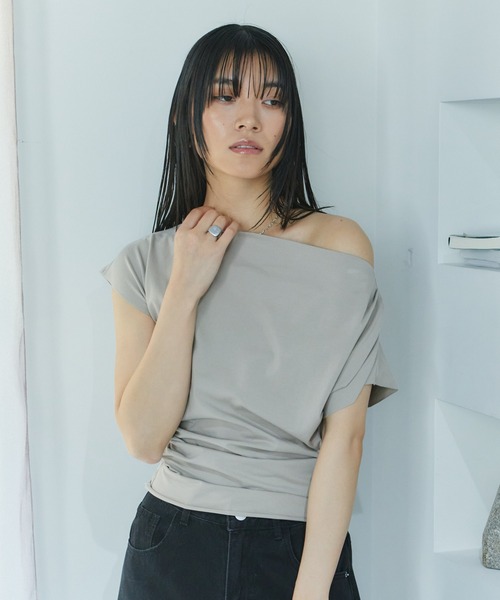 LIENCOEUR(リアンクール)の「ワンショルカットトップス(Tシャツ/カットソー・レディース・ホワイト/ブラック/グレイッシュベージュ・FREE)」の7枚目の写真