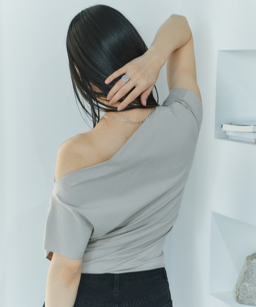 LIENCOEUR(リアンクール)の「ワンショルカットトップス(Tシャツ/カットソー・レディース・ホワイト/ブラック/グレイッシュベージュ・FREE)」の9枚目の写真