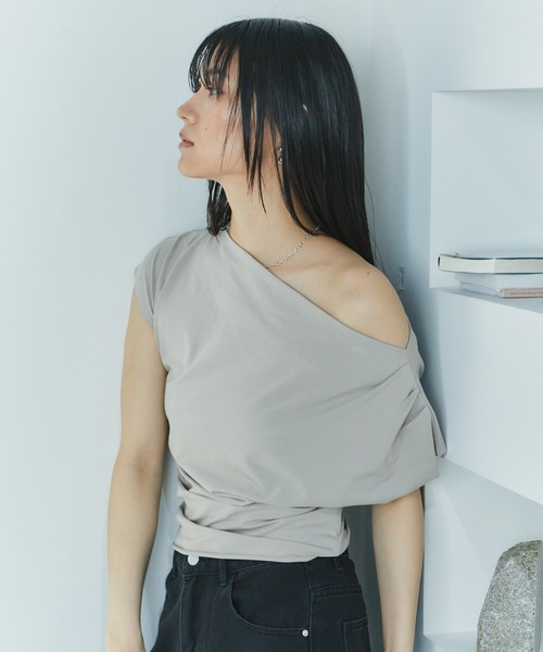 LIENCOEUR(リアンクール)の「ワンショルカットトップス(Tシャツ/カットソー・レディース・ホワイト/ブラック/グレイッシュベージュ・FREE)」の10枚目の写真