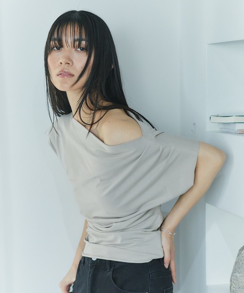 LIENCOEUR(リアンクール)の「ワンショルカットトップス(Tシャツ/カットソー・レディース・ホワイト/ブラック/グレイッシュベージュ・FREE)」の12枚目の写真