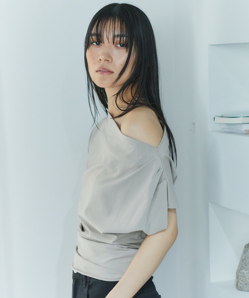 LIENCOEUR(リアンクール)の「ワンショルカットトップス(Tシャツ/カットソー・レディース・ホワイト/ブラック/グレイッシュベージュ・FREE)」の13枚目の写真