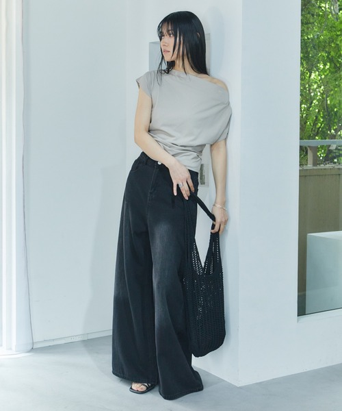 LIENCOEUR(リアンクール)の「ワンショルカットトップス(Tシャツ/カットソー・レディース・ホワイト/ブラック/グレイッシュベージュ・FREE)」の14枚目の写真