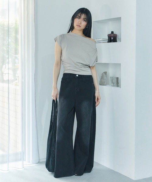 LIENCOEUR(リアンクール)の「ワンショルカットトップス(Tシャツ/カットソー・レディース・ホワイト/ブラック/グレイッシュベージュ・FREE)」の15枚目の写真