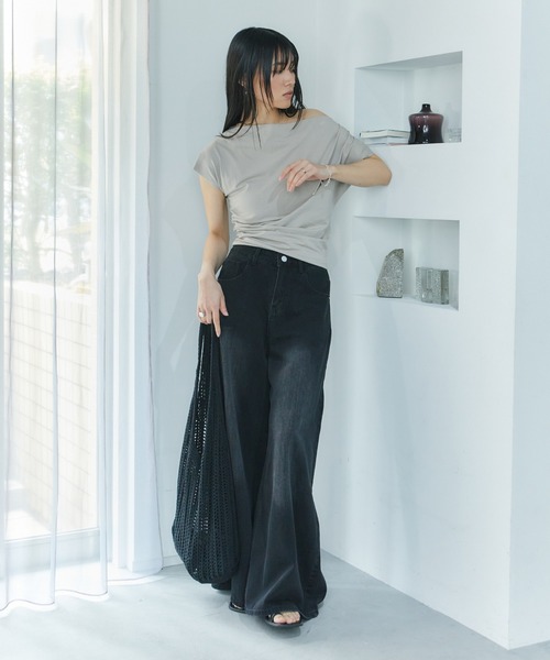 LIENCOEUR(リアンクール)の「ワンショルカットトップス(Tシャツ/カットソー・レディース・ホワイト/ブラック/グレイッシュベージュ・FREE)」の17枚目の写真