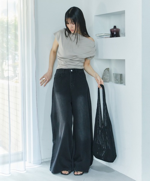 LIENCOEUR(リアンクール)の「ワンショルカットトップス(Tシャツ/カットソー・レディース・ホワイト/ブラック/グレイッシュベージュ・FREE)」の21枚目の写真