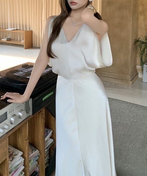FREE STYLISTS(フリー スタイリスト)の「YUGA_YGMC V-neck satin long dress(ドレス・レディース・ブラック/オフホワイト・L/S/M)」の1枚目の写真