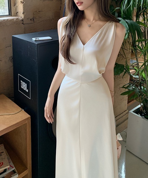 FREE STYLISTS(フリー スタイリスト)の「YUGA_YGMC V-neck satin long dress(ドレス・レディース・ブラック/オフホワイト・L/S/M)」の9枚目の写真