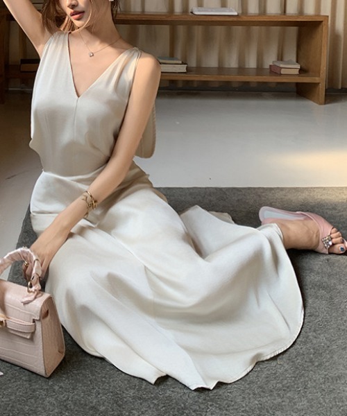 FREE STYLISTS(フリー スタイリスト)の「YUGA_YGMC V-neck satin long dress(ドレス・レディース・ブラック/オフホワイト・L/S/M)」の13枚目の写真