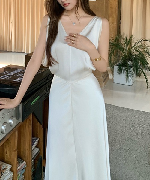 FREE STYLISTS(フリー スタイリスト)の「YUGA_YGMC V-neck satin long dress(ドレス・レディース・ブラック/オフホワイト・L/S/M)」の5枚目の写真