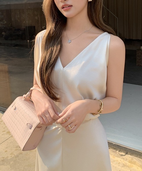 FREE STYLISTS(フリー スタイリスト)の「YUGA_YGMC V-neck satin long dress(ドレス・レディース・ブラック/オフホワイト・L/S/M)」の16枚目の写真