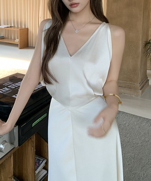 FREE STYLISTS(フリー スタイリスト)の「YUGA_YGMC V-neck satin long dress(ドレス・レディース・ブラック/オフホワイト・L/S/M)」の4枚目の写真