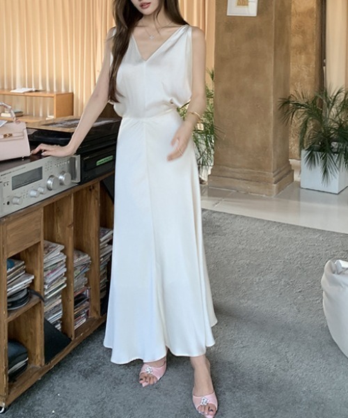 FREE STYLISTS(フリー スタイリスト)の「YUGA_YGMC V-neck satin long dress(ドレス・レディース・ブラック/オフホワイト・L/S/M)」の6枚目の写真