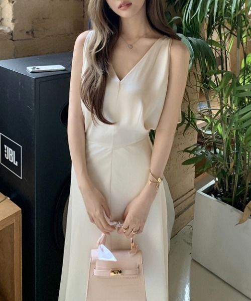 FREE STYLISTS(フリー スタイリスト)の「YUGA_YGMC V-neck satin long dress(ドレス・レディース・ブラック/オフホワイト・L/S/M)」の10枚目の写真