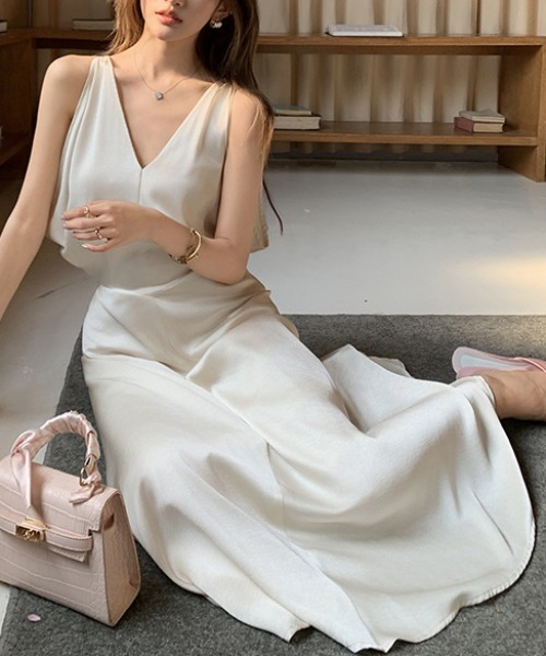 FREE STYLISTS(フリー スタイリスト)の「YUGA_YGMC V-neck satin long dress(ドレス・レディース・ブラック/オフホワイト・L/S/M)」の12枚目の写真