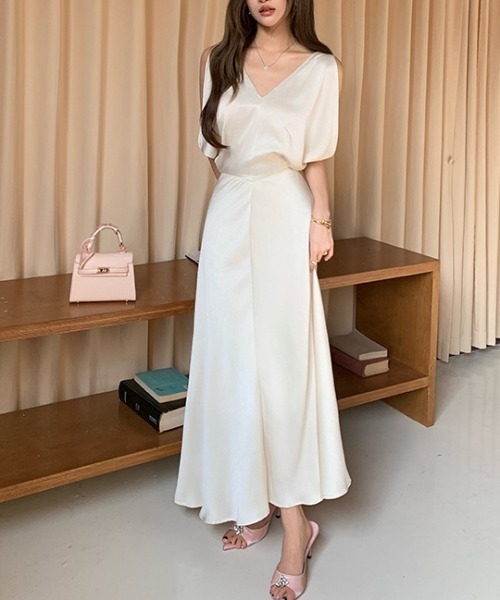 FREE STYLISTS(フリー スタイリスト)の「YUGA_YGMC V-neck satin long dress(ドレス・レディース・ブラック/オフホワイト・L/S/M)」の19枚目の写真