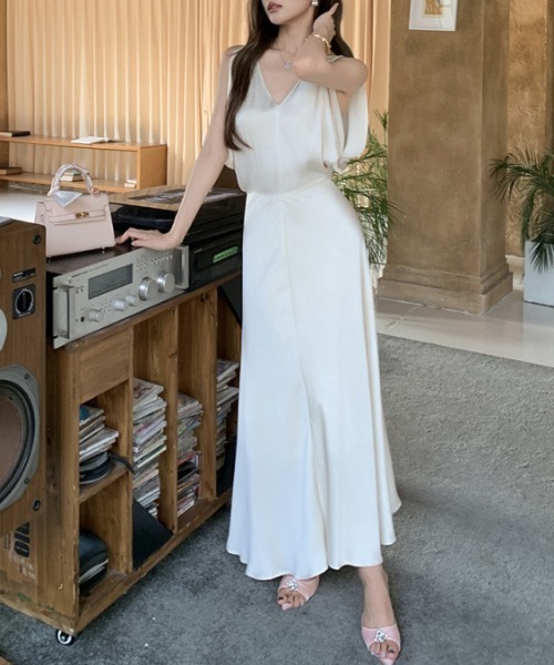 FREE STYLISTS(フリー スタイリスト)の「YUGA_YGMC V-neck satin long dress(ドレス・レディース・ブラック/オフホワイト・L/S/M)」の7枚目の写真