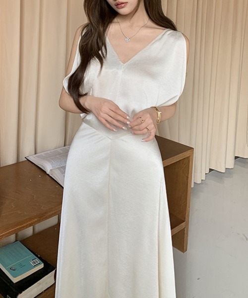 FREE STYLISTS(フリー スタイリスト)の「YUGA_YGMC V-neck satin long dress(ドレス・レディース・ブラック/オフホワイト・L/S/M)」の18枚目の写真