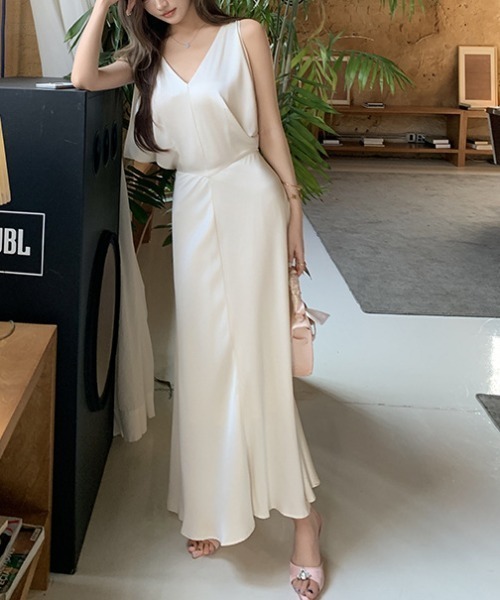 FREE STYLISTS(フリー スタイリスト)の「YUGA_YGMC V-neck satin long dress(ドレス・レディース・ブラック/オフホワイト・L/S/M)」の8枚目の写真