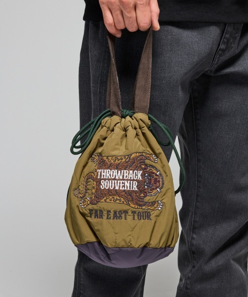 KRIFF MAYER(クリフメイヤー)の「スーベニア刺繍巾着BAG(ショルダーバッグ・メンズ・グレー/キャメル/パープル/ピンクベージュ/ブラック/オリーブ・FREE)」の5枚目の写真