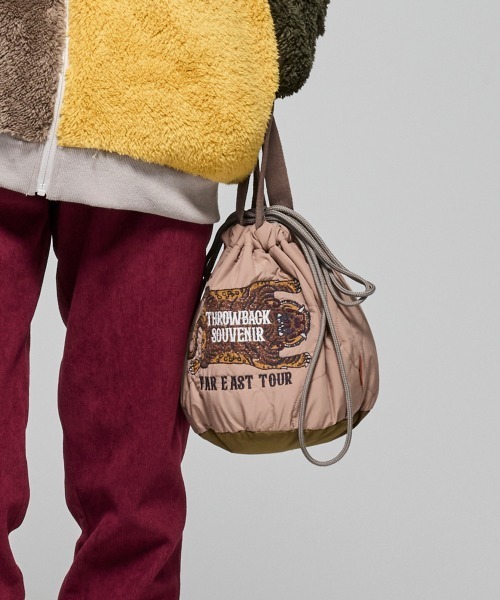 KRIFF MAYER(クリフメイヤー)の「スーベニア刺繍巾着BAG(ショルダーバッグ・メンズ・グレー/キャメル/パープル/ピンクベージュ/ブラック/オリーブ・FREE)」の6枚目の写真