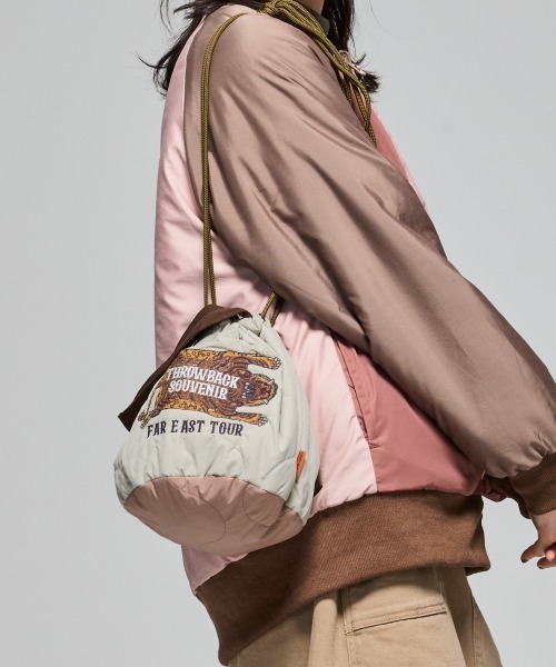 KRIFF MAYER(クリフメイヤー)の「スーベニア刺繍巾着BAG(ショルダーバッグ・メンズ・グレー/キャメル/パープル/ピンクベージュ/ブラック/オリーブ・FREE)」の1枚目の写真