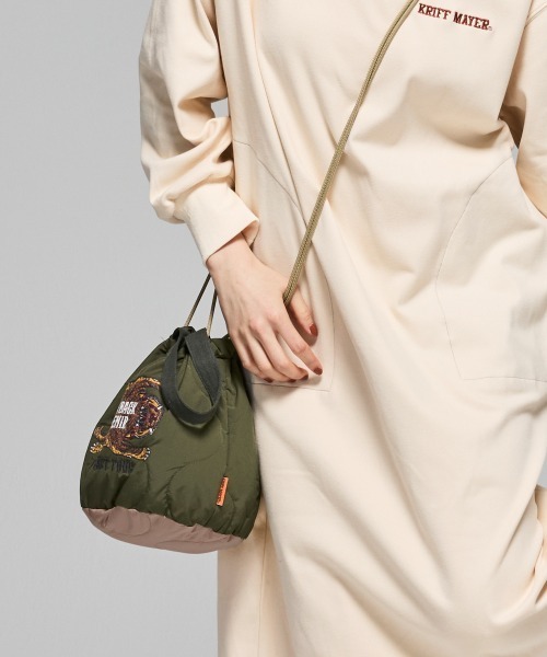 KRIFF MAYER(クリフメイヤー)の「スーベニア刺繍巾着BAG(ショルダーバッグ・メンズ・グレー/キャメル/パープル/ピンクベージュ/ブラック/オリーブ・FREE)」の3枚目の写真