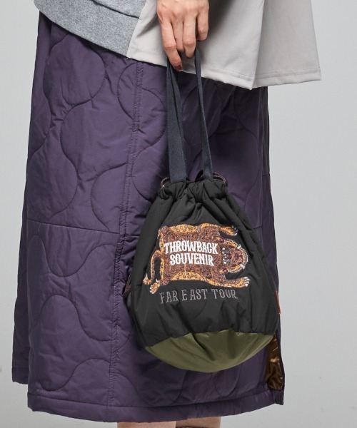 KRIFF MAYER(クリフメイヤー)の「スーベニア刺繍巾着BAG(ショルダーバッグ・メンズ・グレー/キャメル/パープル/ピンクベージュ/ブラック/オリーブ・FREE)」の2枚目の写真