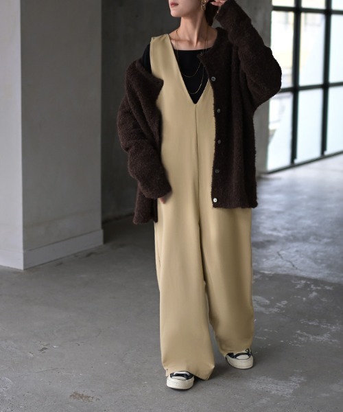 HUG.U（ハグユー）の「ウォッシャブル深Vサロペット（サロペット/オーバーオール・レディース・ネイビー/ベージュ/カーキ/ブラック・レギュラー丈/トール丈）」の2枚目の写真