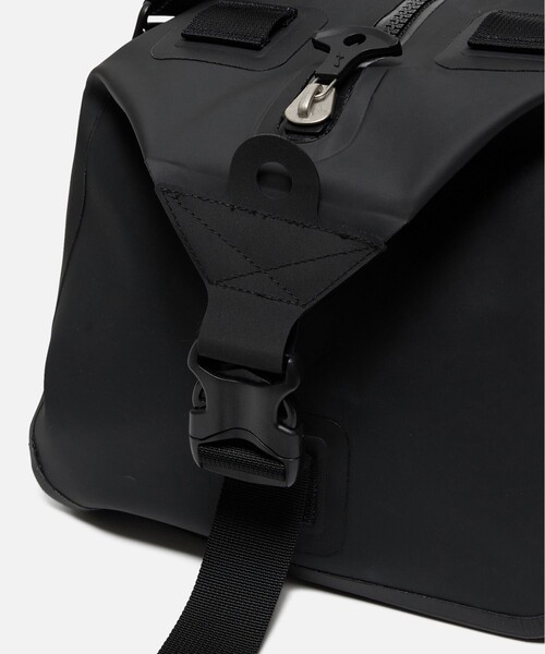 AIGLE（エーグル）の「防水 トラベルドライ ダッフルバッグ 35L（ボストンバッグ・レディース・ブラック/モスグリーン・FREE）」の12枚目の写真