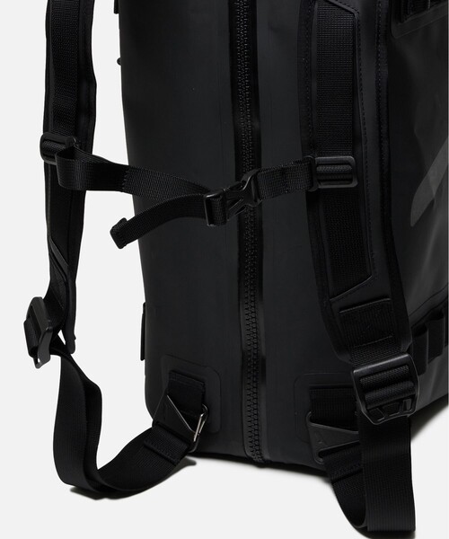 AIGLE（エーグル）の「防水 トラベルドライ ダッフルバッグ 35L（ボストンバッグ・レディース・ブラック/モスグリーン・FREE）」の9枚目の写真