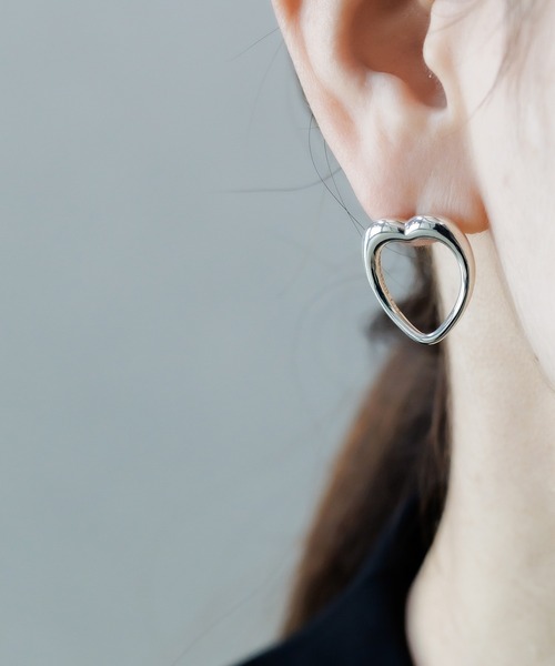 ISOLATION(アイソレーション)の「【ISOLATION / アイソレーション】Silver925 Heart Curve Pierce / ハートカーブピアス シルバー925(ピアス(両耳用)・レディース・シルバー・FREE)」の2枚目の写真