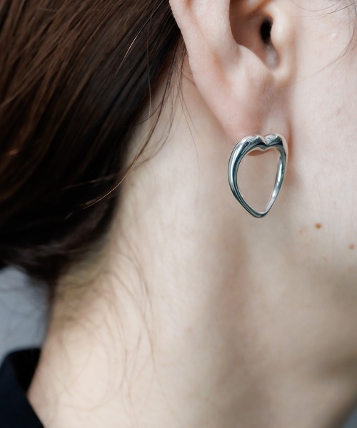 ISOLATION(アイソレーション)の「【ISOLATION / アイソレーション】Silver925 Heart Curve Pierce / ハートカーブピアス シルバー925(ピアス(両耳用)・レディース・シルバー・FREE)」の4枚目の写真