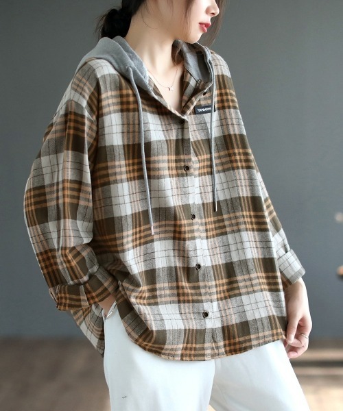 gossip!ロサンゼルス(ゴシップロサンゼルス)の「【Y2Kガーリー】レトロチェック柄フード付きライトシャツ(Tシャツ/カットソー・レディース・ネイビー/ブラウン/グレー・FREE)」の4枚目の写真