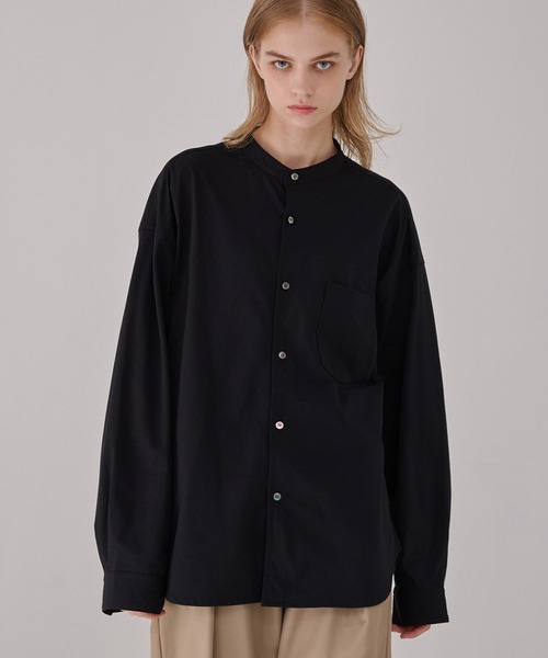 EMMA CLOTHES(エマクローズ)の「〈撥水 / UVカット〉スラブ天竺 ストレッチバンドカラー長袖シャツ(シャツ/ブラウス・メンズ・チャコール/ネイビー/グレイッシュベージュ/ブラック/ライトグレー・S/L/M)」の2枚目の写真