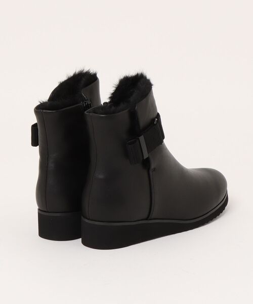 JILL STUART（ジルスチュアート）の「ベルテッドボアショートブーツ（ブーツ・レディース・ブラック・24.0cm/23.5cm/23.0cm/24.5cm/22.5cm）」の2枚目の写真